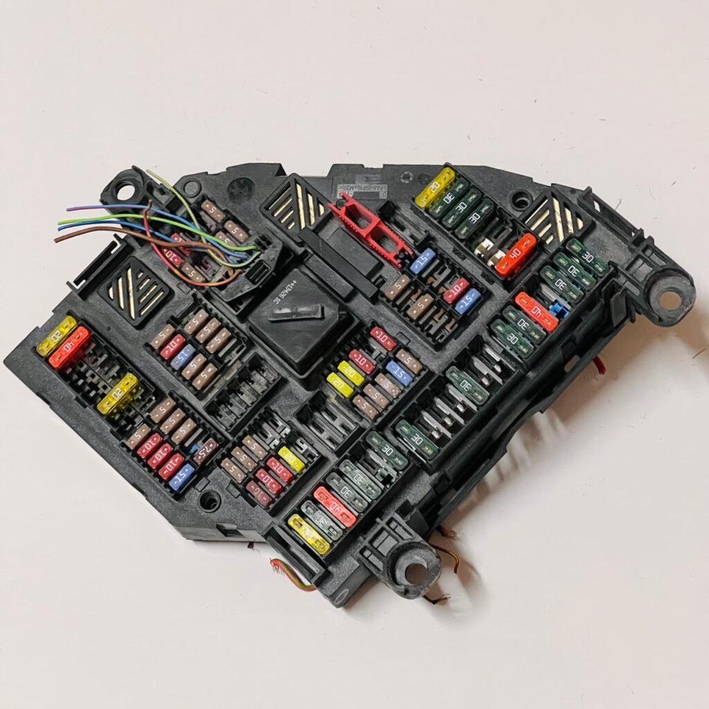 BMW 6 F01 F02 F10 F11 F13 640d 2014 RHD Rear Relay Fuse Box 9264923 14213632 - OEM BMW Fuse and Relay Box